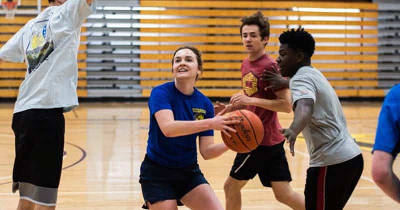 Learning in a pickup basketball game